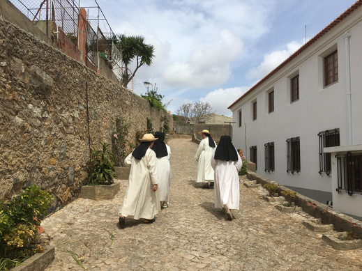 Irmãs a caminhar pelo caminho de acesso ao mosteiro