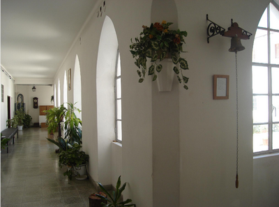 Corredor silencioso do claustro