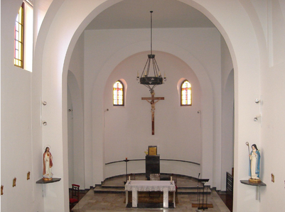 Interior silencioso da capela do mosteiro